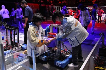 Lise Öğrencileri Sanatçı Robotları Show Dünyasına Girdi!