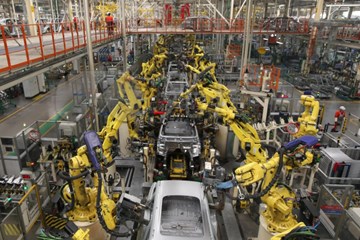 Çinli Otonom Elektrikli Araç Fabrikasında Binlerce Robot Çalışıyor