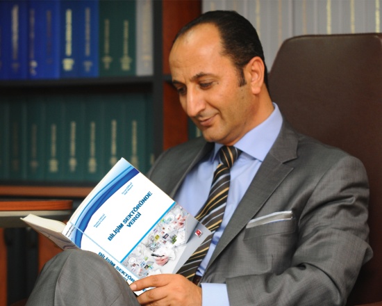 Nevzat Erdağ, Kitap ve Eğitimlerle Bilişimde Vergiye Işık Tutuyor
